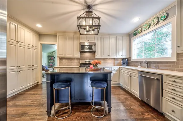 $725,000 | 634 Greenway Terrace, Kansas City, MO 64113