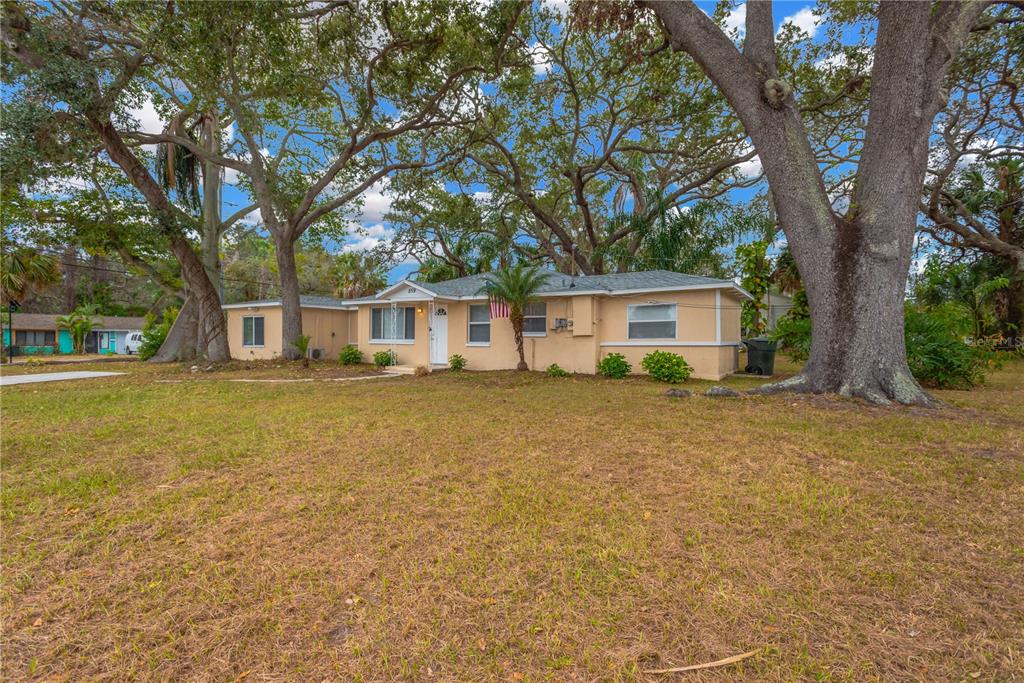 559 Norfolk Street Dunedin, FL 34698 - Photo 2 of 26