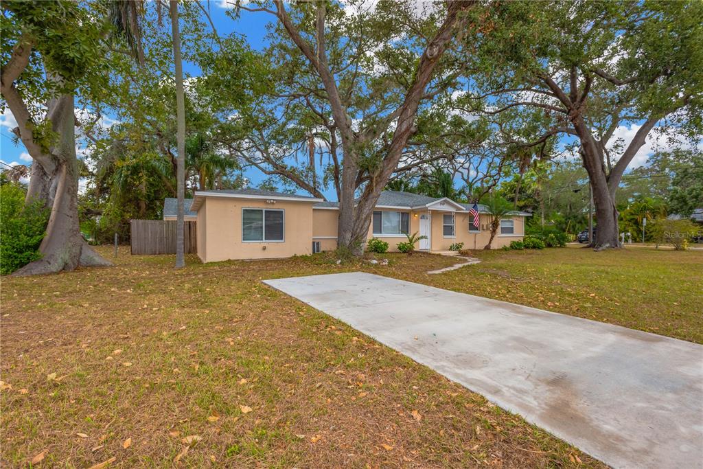 559 Norfolk Street Dunedin, FL 34698 - Photo 3 of 26