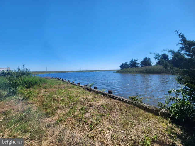 a view of an ocean and a mountain view