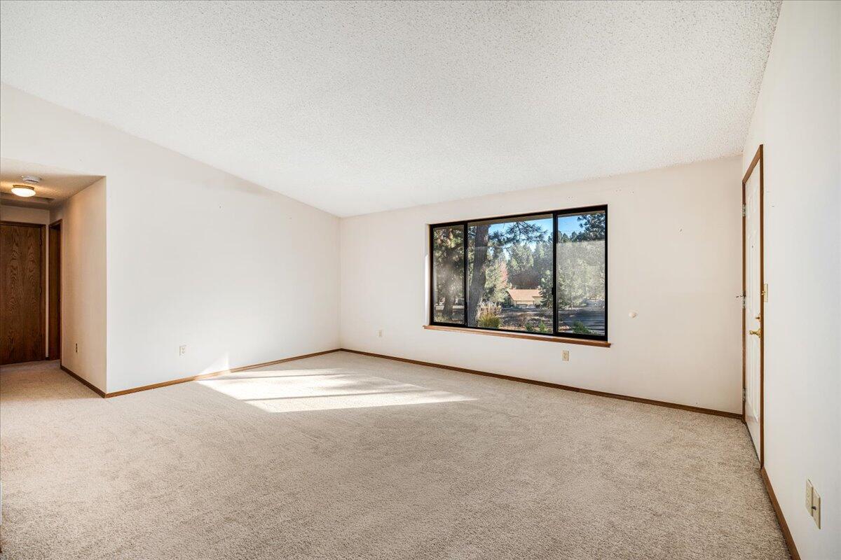 19304 Baker Road Bend, OR 97702 - Photo 3 of 38 Living Room 1