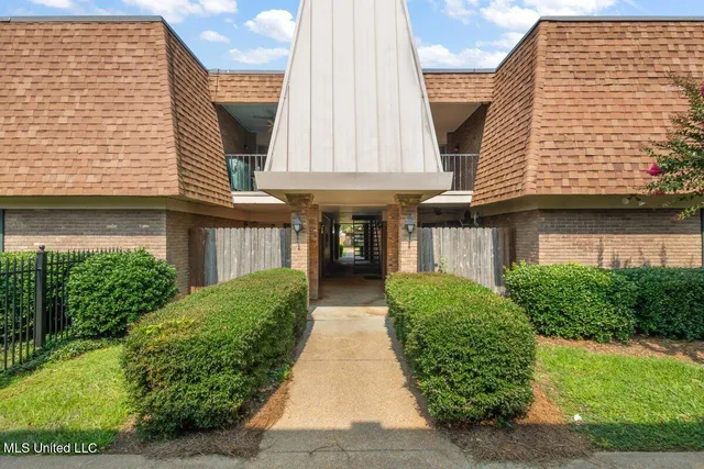 $90,000 | 5155 Wayneland Drive, Unit F6, Jackson, MS 39211