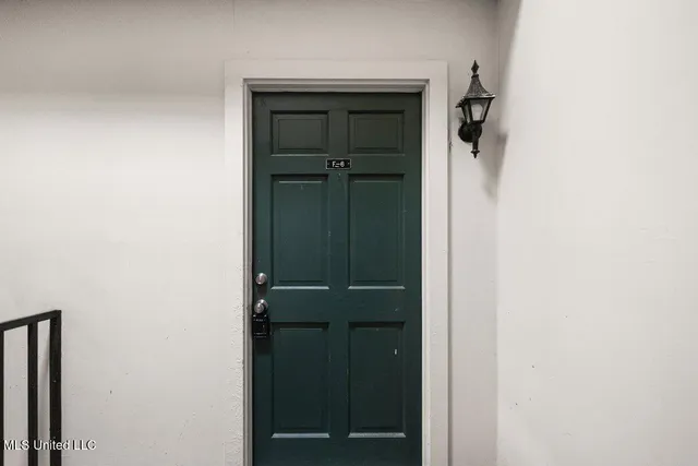 $90,000 | 5155 Wayneland Drive, Unit F6, Jackson, MS 39211