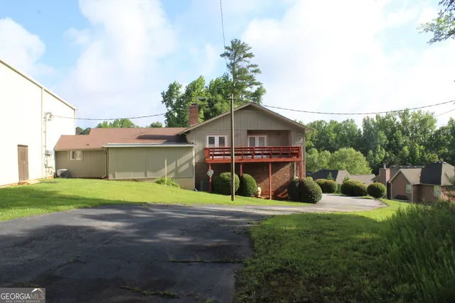 a view of a backyard