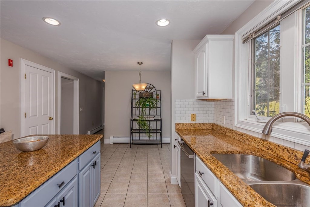 8 Winifreds Way Rutland, MA 01543 - Photo 5 of 41