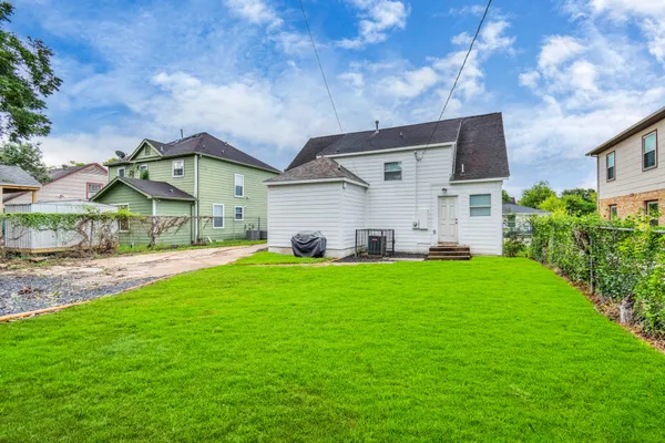 a view of a yard in front of house