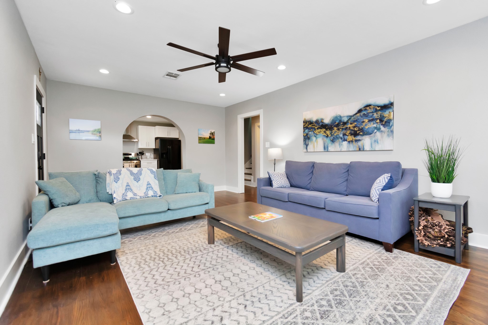 3315 Rosedale Street Houston, TX 77004 - Photo 4 of 32 a living room with furniture