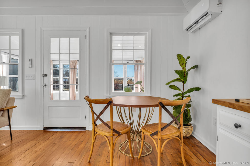 69 Waterside Lane, Unit 3 Clinton, CT 06413 - Photo 9 of 18 a balcony with table and chairs