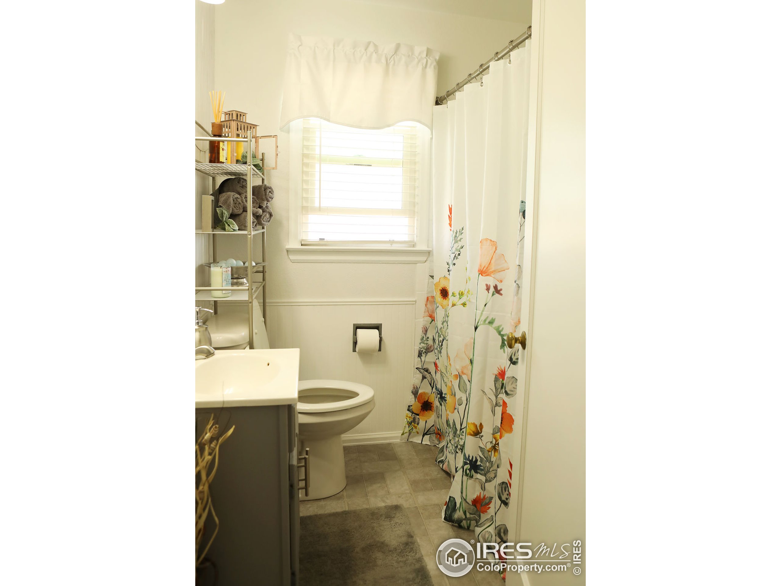 1150 County Rd M 5/10 Wiggins, CO 80654 - Photo 8 of 31 a bathroom with a toilet and shower curtain