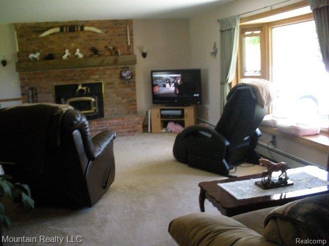 4661 Crawford Road Dryden, MI 48428 - Photo 7 of 20 FAMILY ROOM.JPG