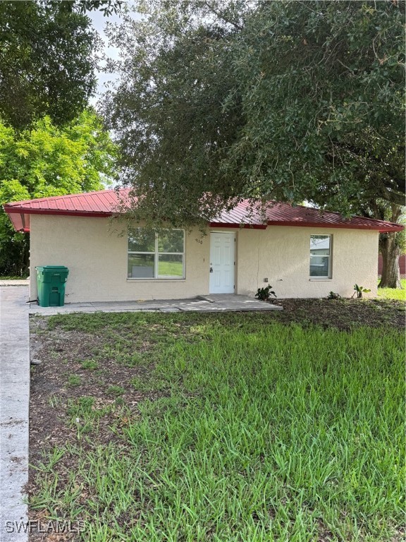 a view of a house with a backyard