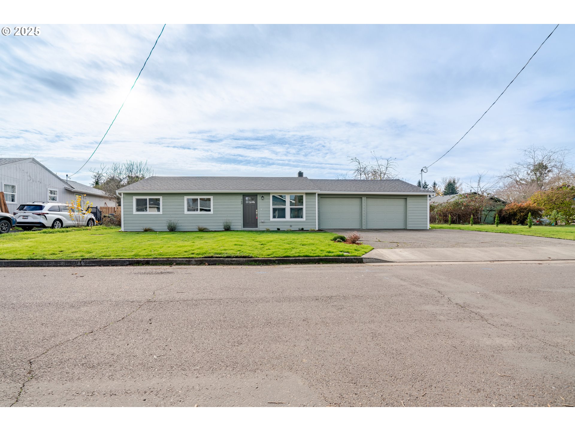a front view of house with yard