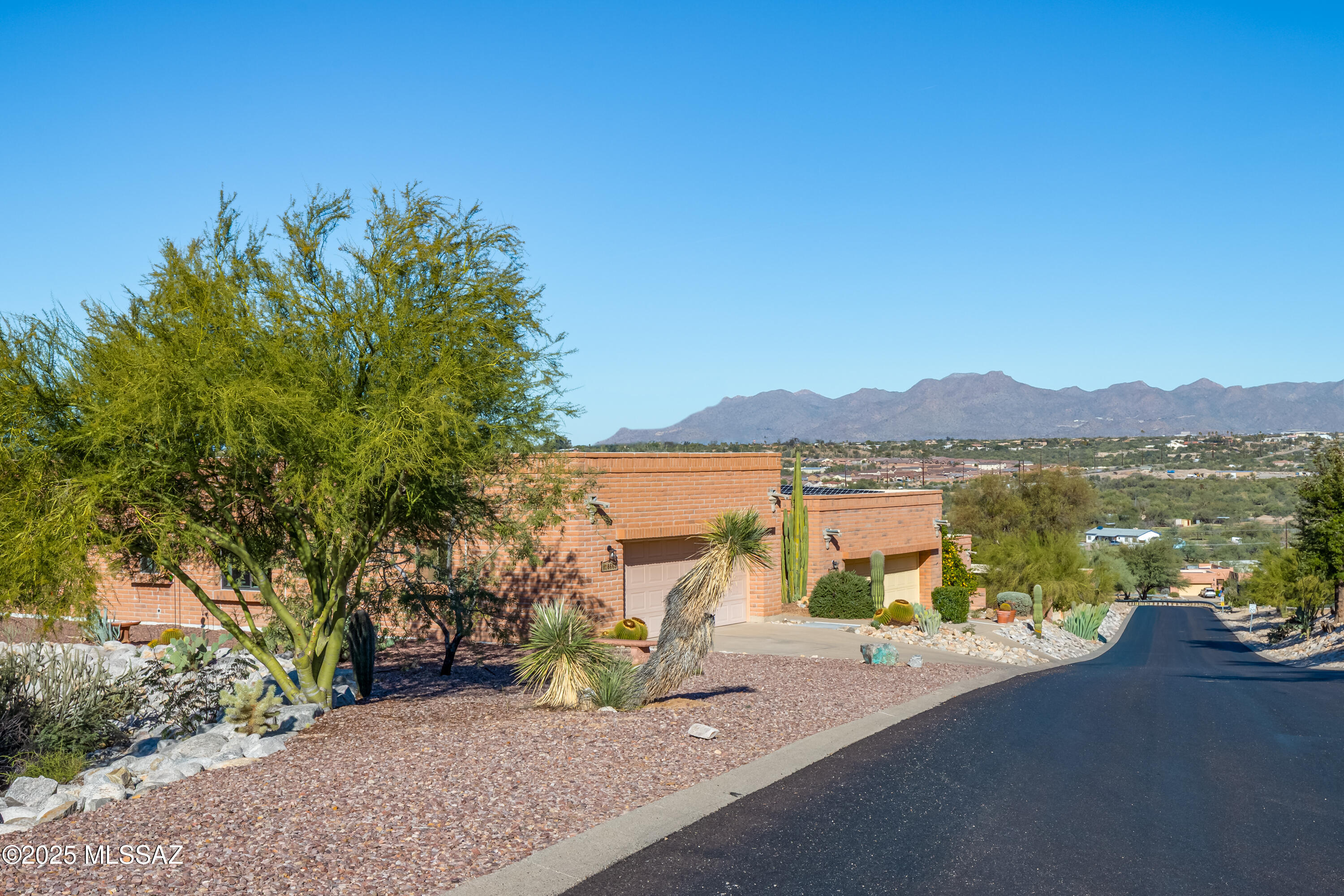 8665 North Coral Ridge Loop Tucson, AZ 85704 - Photo 2 of 38