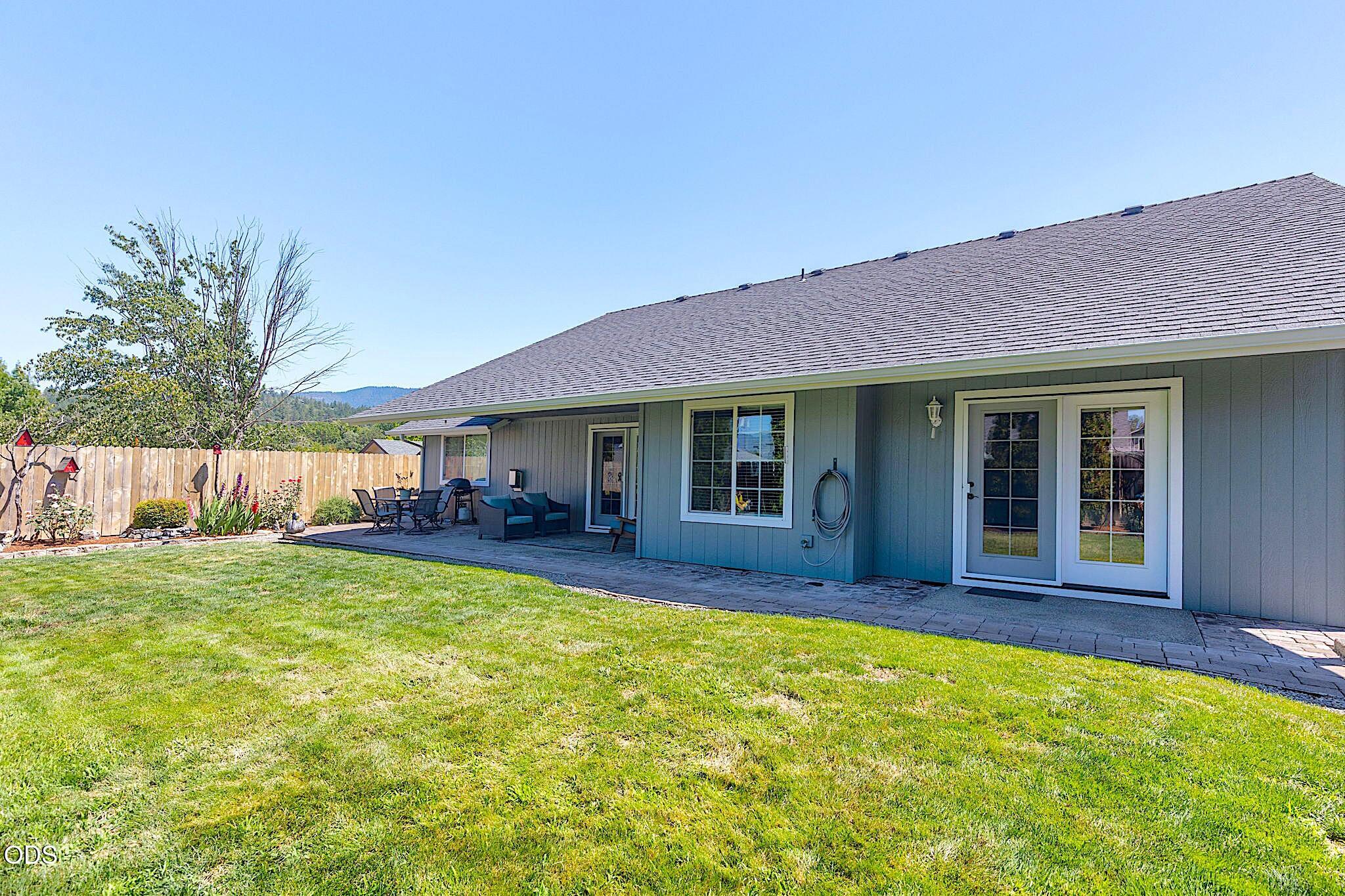 2714 Trinity Way Grants Pass, OR 97527 - Photo 33 of 37