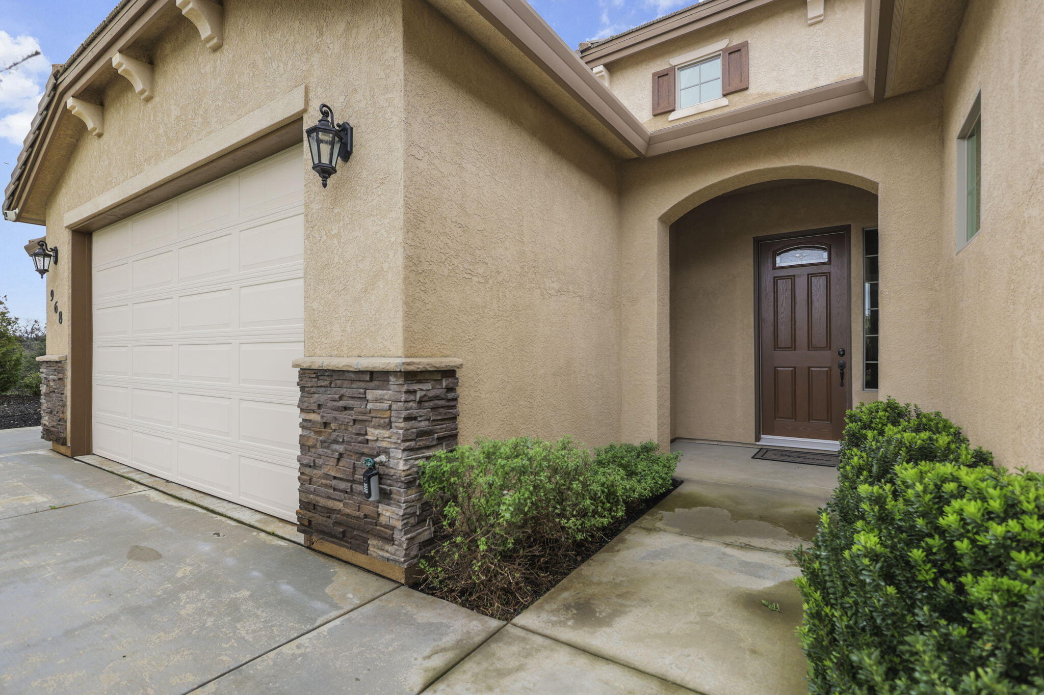 968 Katmai Place Redding, CA 96001 - Photo 2 of 25 Entry