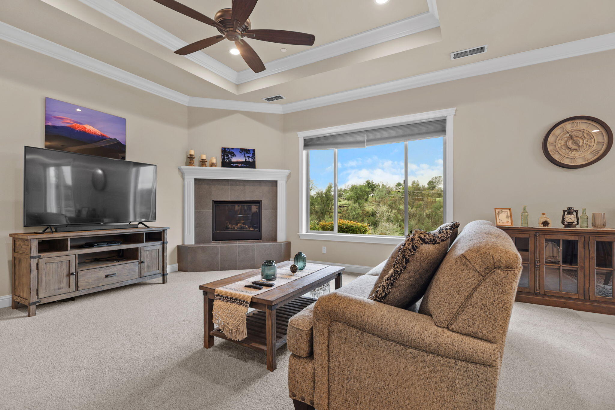 968 Katmai Place Redding, CA 96001 - Photo 5 of 25 Living Room