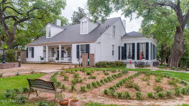 $1,785,000 | 307 West Oak Street, Natchez, MS 39120
