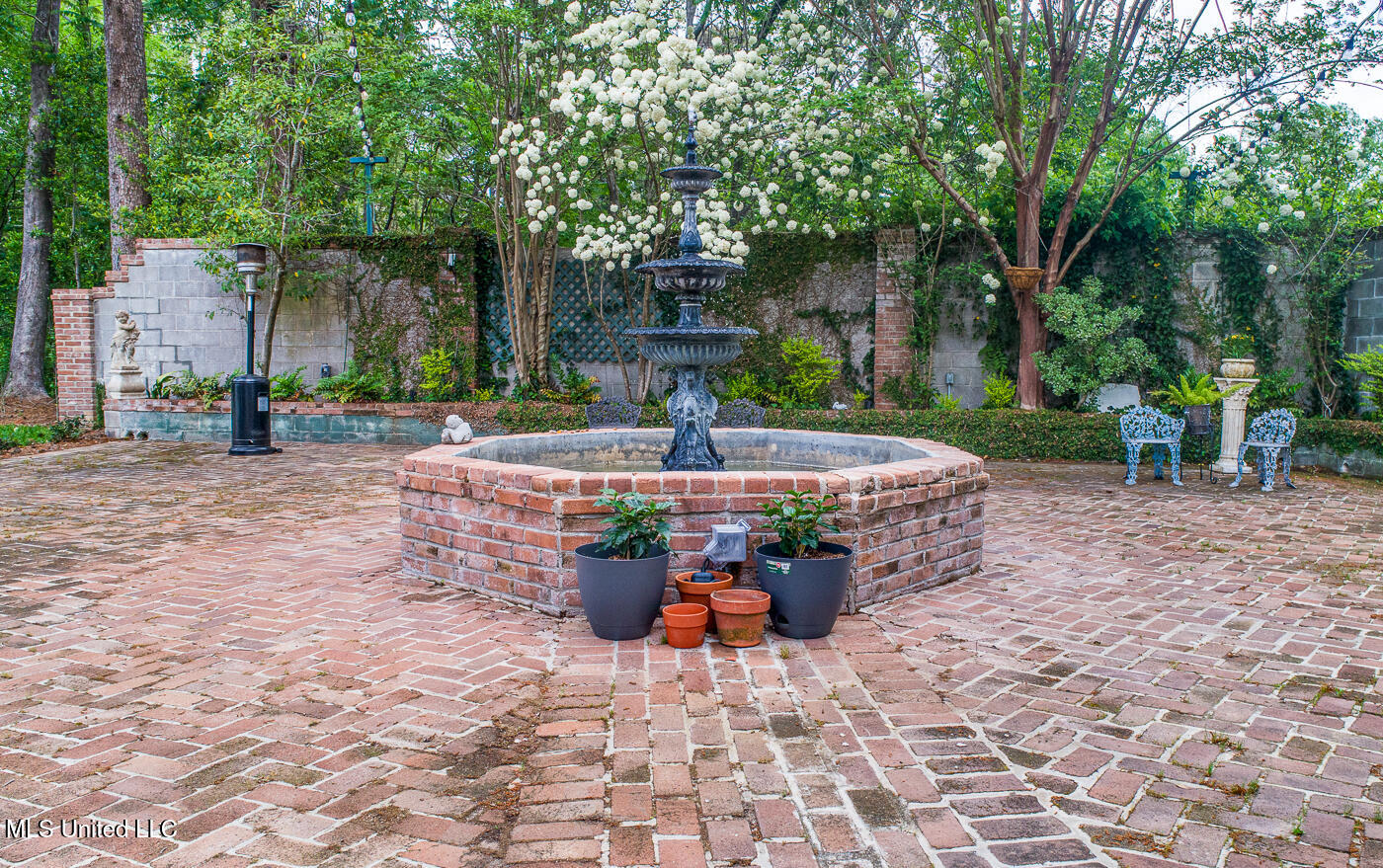 307 West Oak Street Natchez, MS 39120 - Photo 9 of 22 WigWam_LoRes-Back fountain21