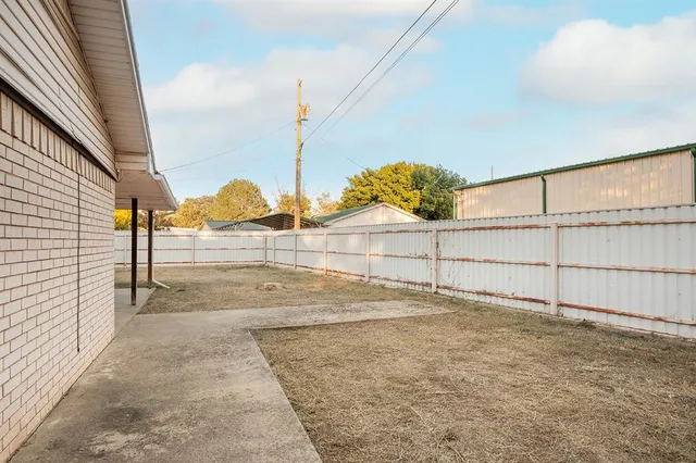 a view of a backyard