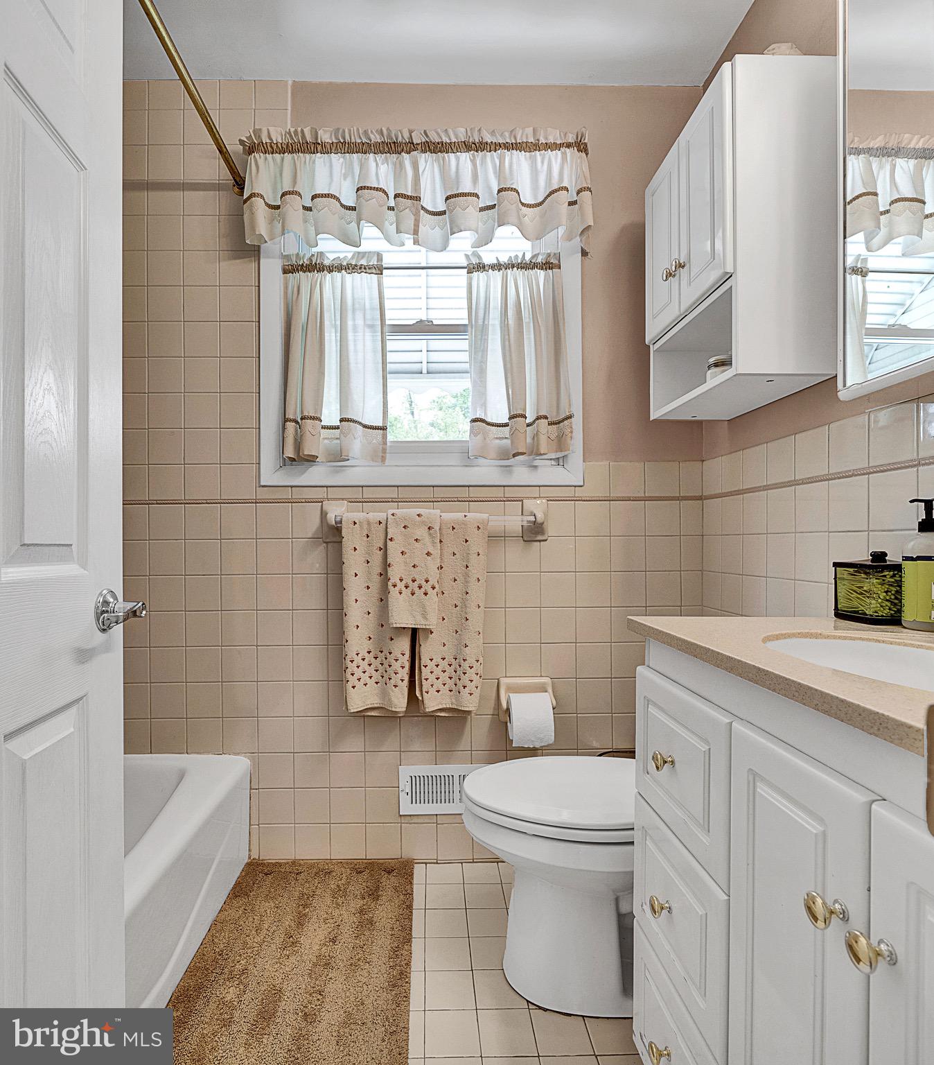 892 Dogwood Road Warminster, PA 18974 - Photo 28 of 30 upper level full bathroom