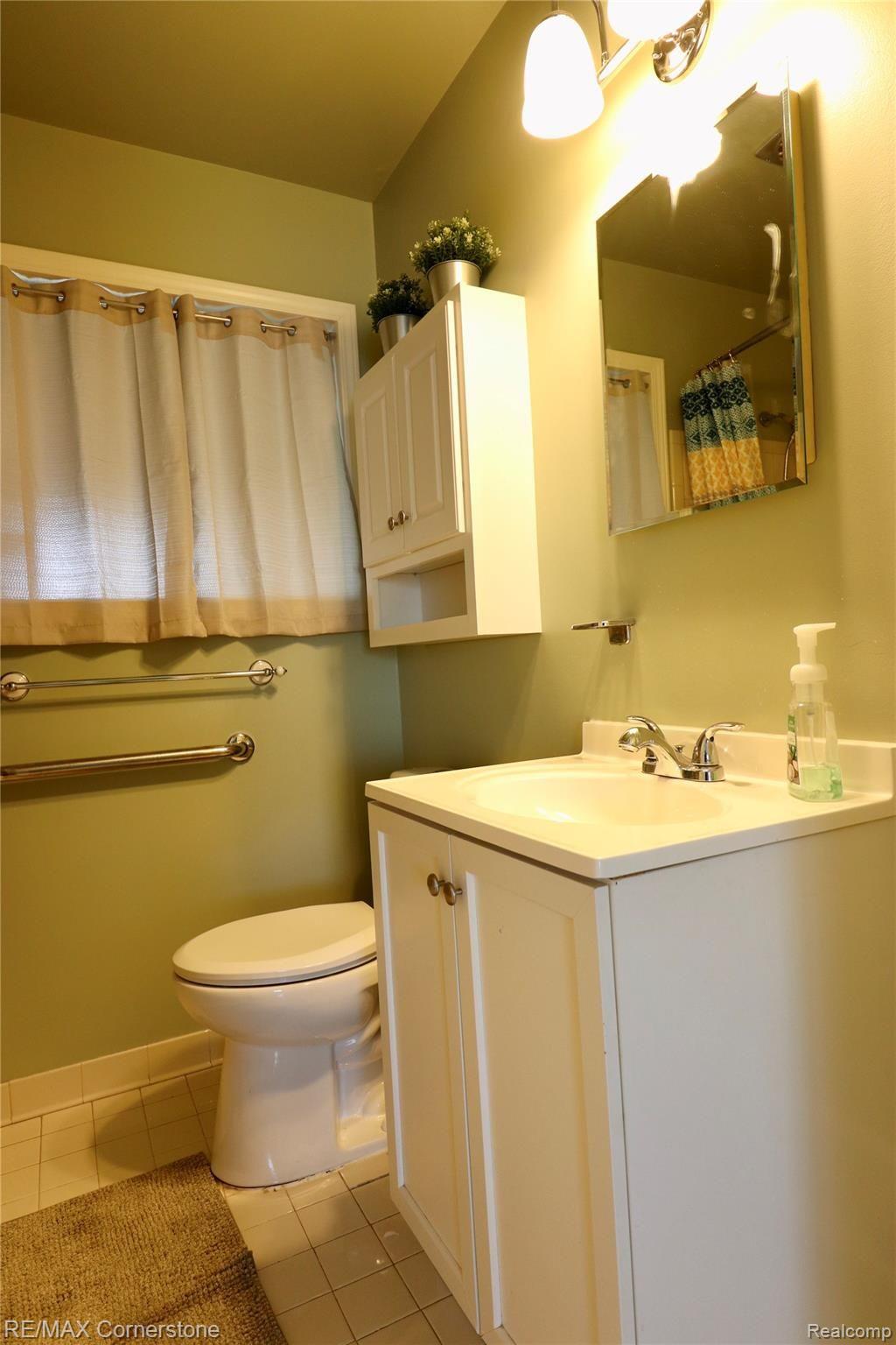 149 Henry Ruff Road Garden City, MI 48135 - Photo 15 of 27 Main Bathroom
