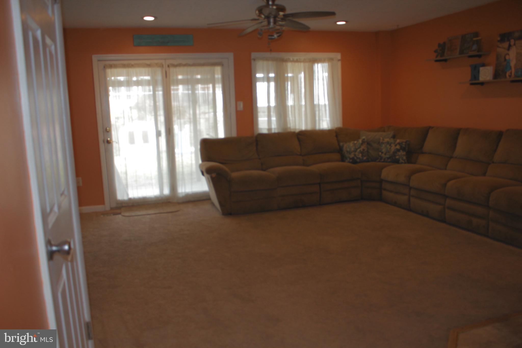 4120 Farmdale Road Philadelphia, PA 19154 - Photo 7 of 28 LIVING ROOM
