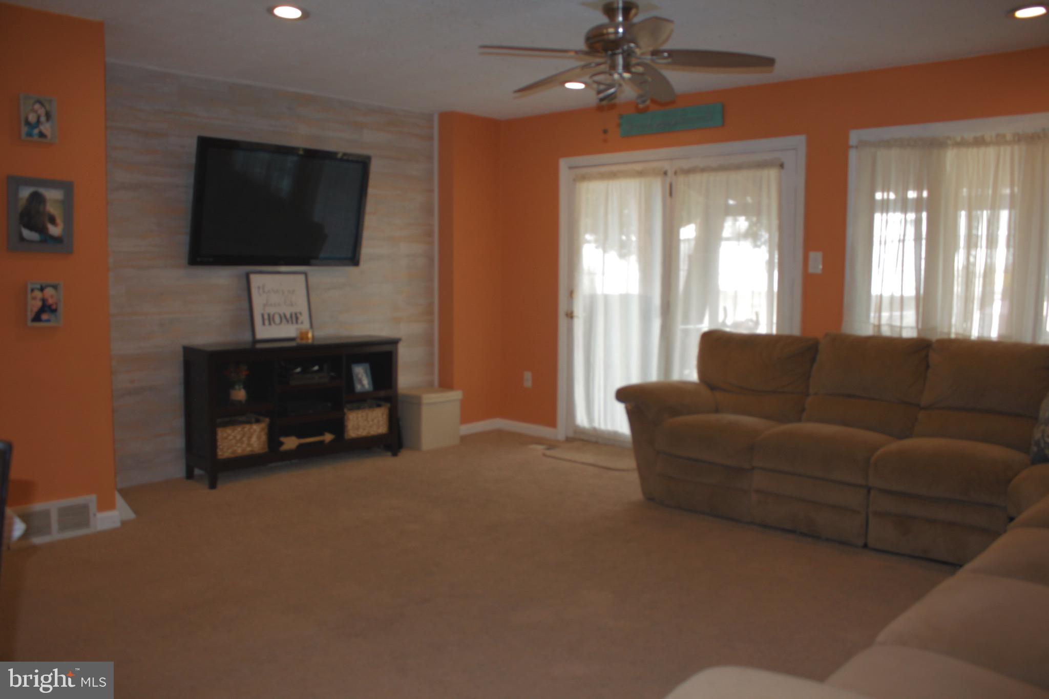 4120 Farmdale Road Philadelphia, PA 19154 - Photo 8 of 28 LIVING ROOM