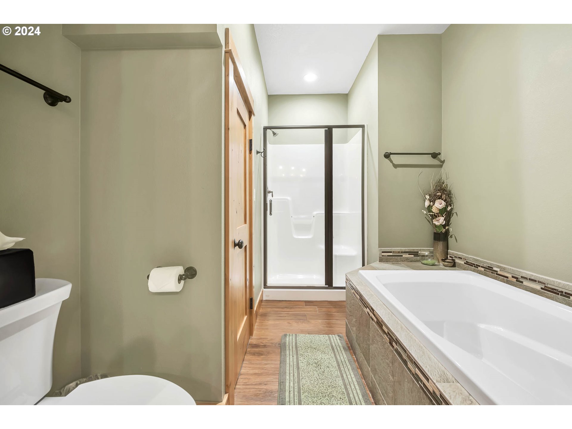2735 Emerald Street Eugene, OR 97403 - Photo 21 of 47 a bathroom with a bathtub and a sink