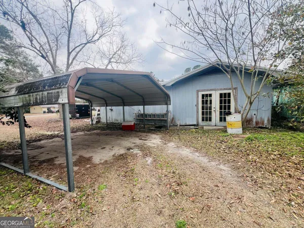 a view of a house with a backyard