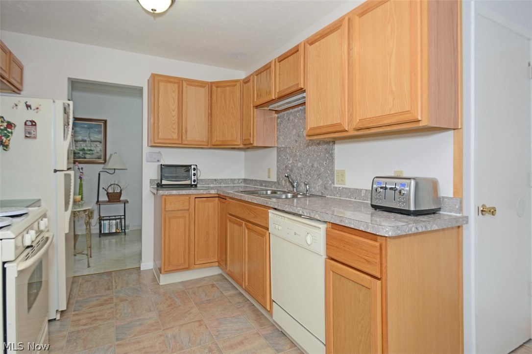 6782 Case Road North Ridgeville, OH 44039 - Photo 9 of 34