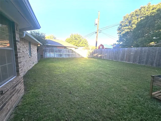 a view of a back yard