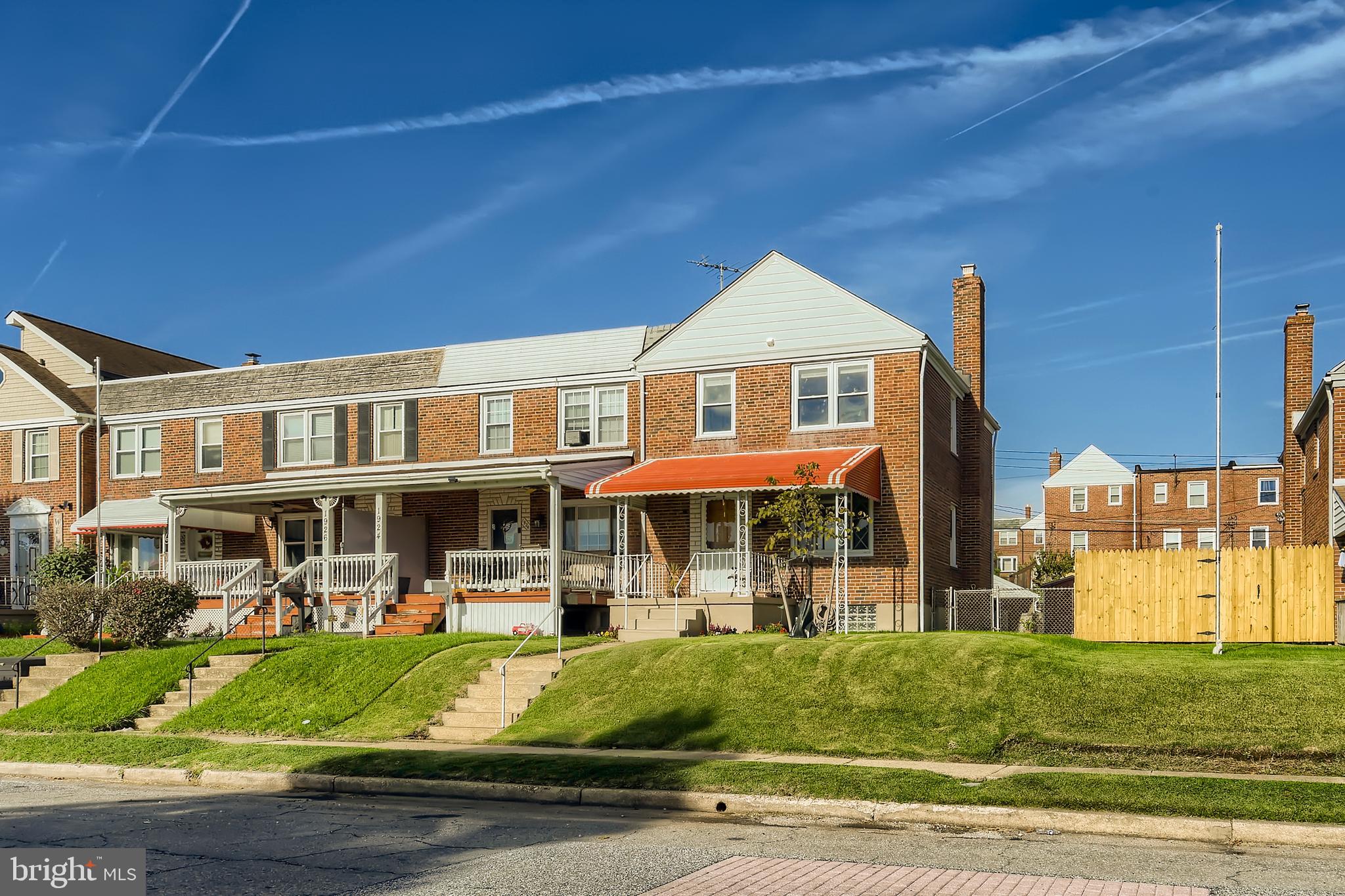 1922 Searles Rd - Beautiful End of Group Town Home