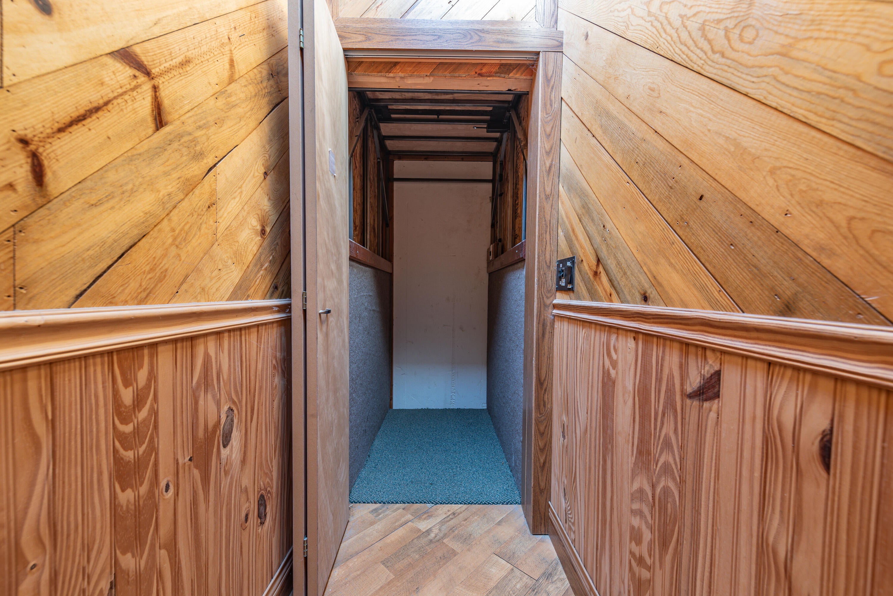 54651 Huntington Road Bend, OR 97707 - Photo 23 of 64 Elevator