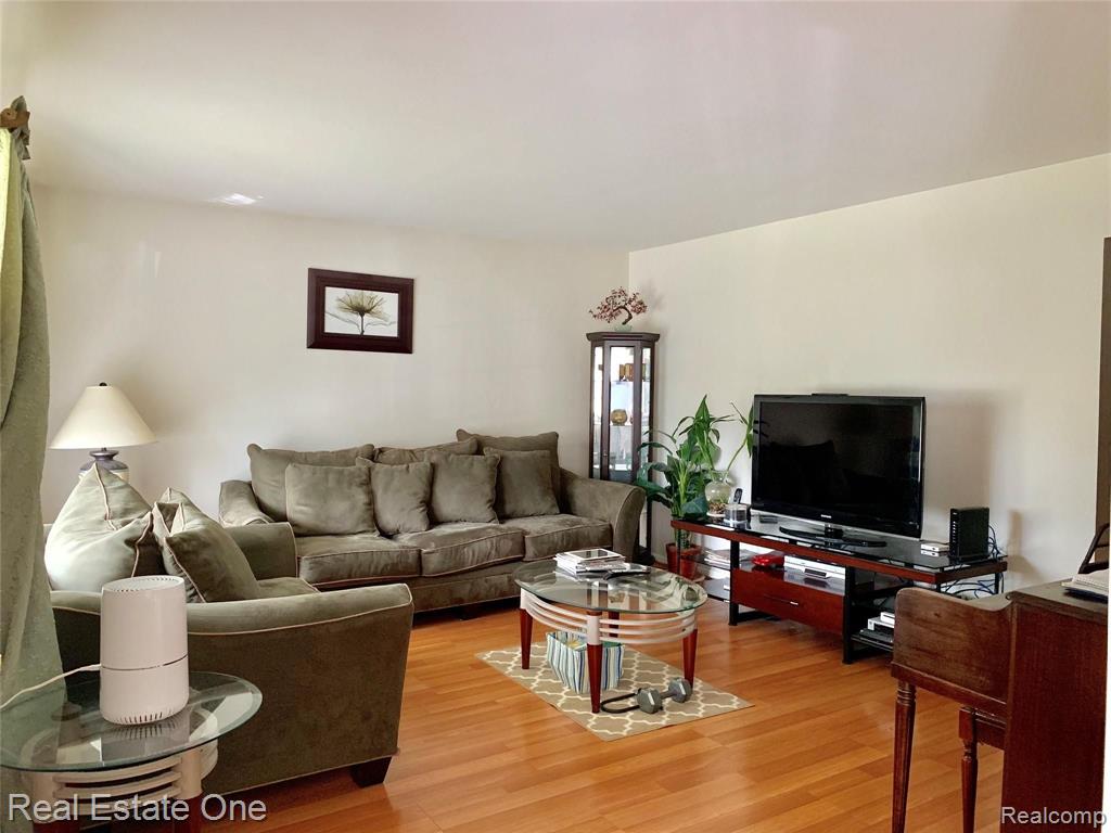 1630 Dancer Drive Rochester Hills, MI 48307 - Photo 3 of 12