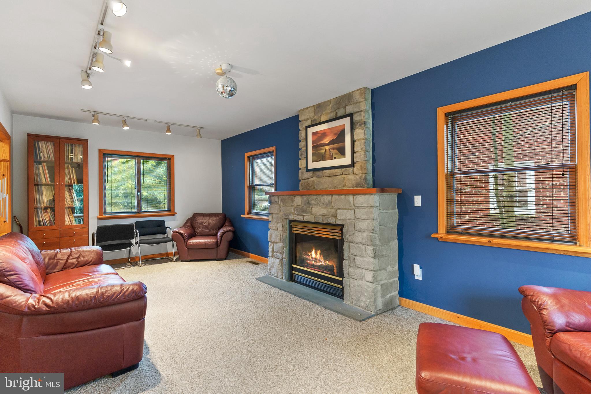10016 Tenbrook Drive Silver Spring, MD 20901 - Photo 6 of 23 Spacious living room with main level full bathroom