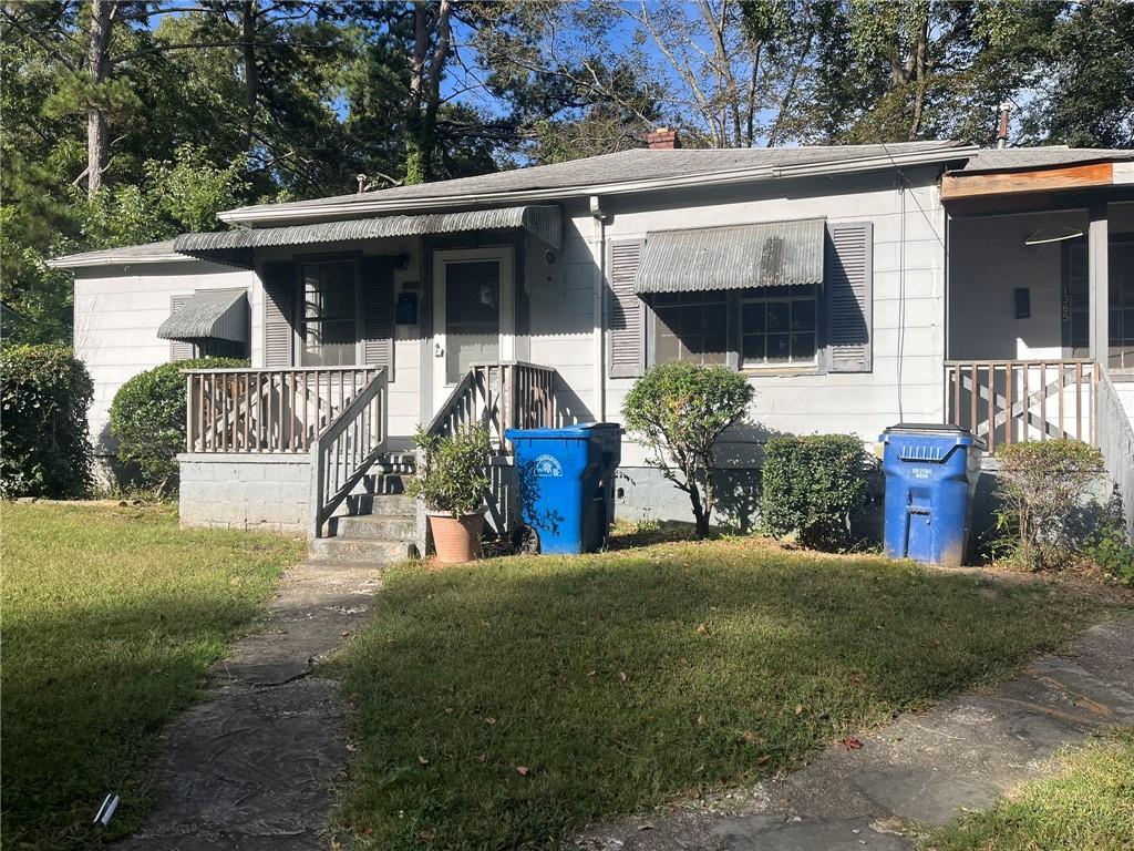 a view of a house with backyard and sitting area