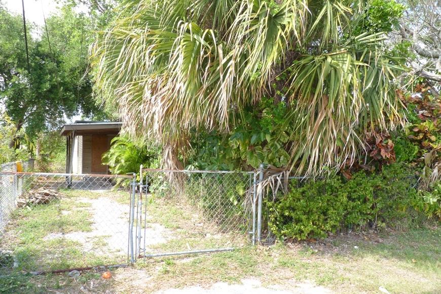 525 Southridge Road Delray Beach, FL 33444 - Photo 2 of 17 FRONT DRIVE