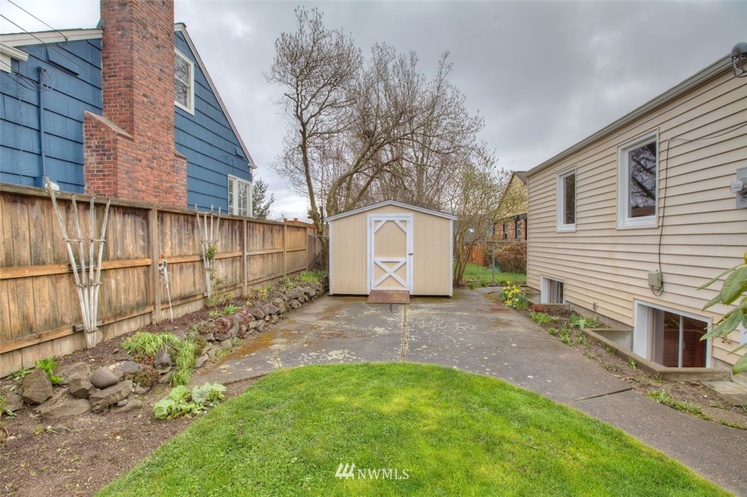 3020 Northwest 75th Street Seattle, WA 98117 - Photo 20 of 22 a backyard of a house