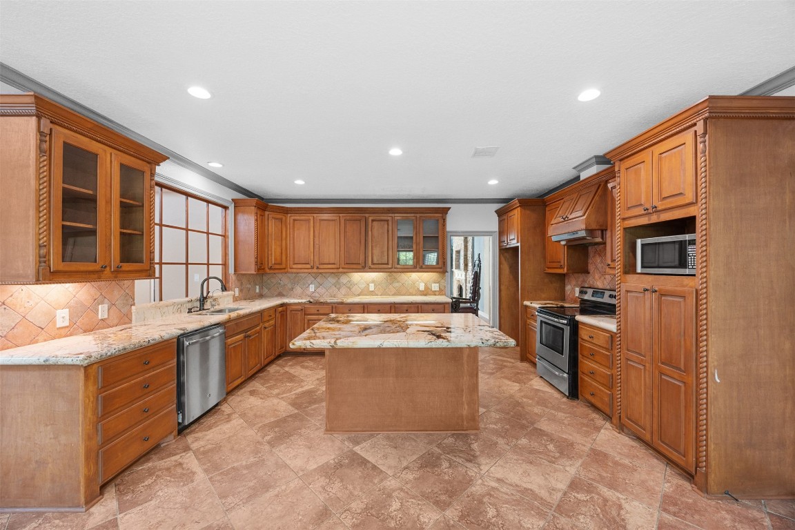 2622 Muegge Road Rosenberg, TX 77471 - Photo 11 of 35 a large kitchen with stainless steel appliances lots of counter top space
