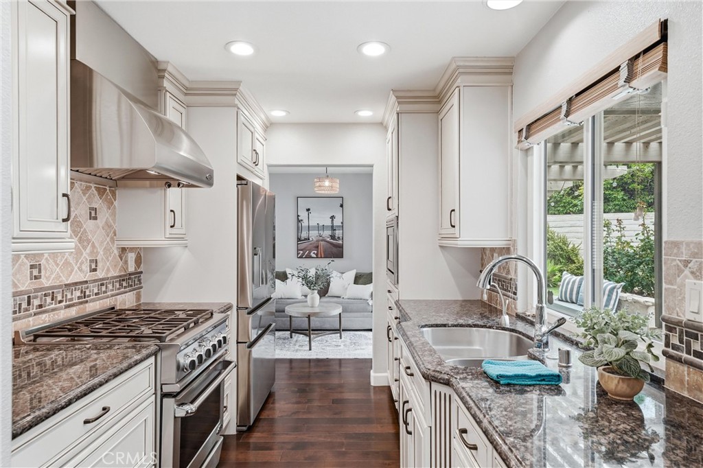 11 Shadowleaf Irvine, CA 92614 - Photo 5 of 23 High End stainless appliances and cooking exhaust system