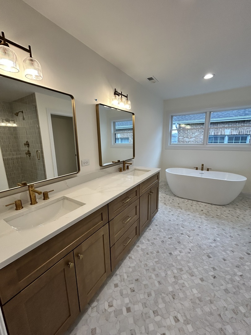 769 South Fairview Avenue Elmhurst, IL 60126 - Photo 12 of 22 a spacious bathroom with a double vanity sink mirror and bathtub