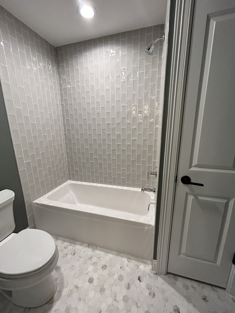 769 South Fairview Avenue Elmhurst, IL 60126 - Photo 16 of 22 a bathroom with a toilet and a bathtub