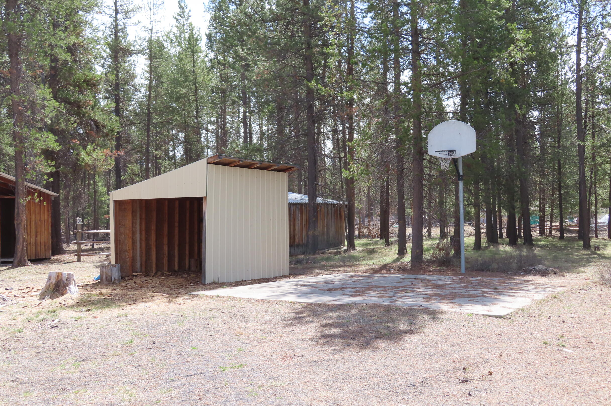 150045 Jerry Road La Pine, OR 97739 - Photo 25 of 39 Basketball hoop & pad