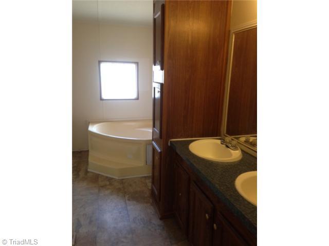 543 Roman Road Asheboro, NC 27205 - Photo 14 of 16 Master Bath/Spa.