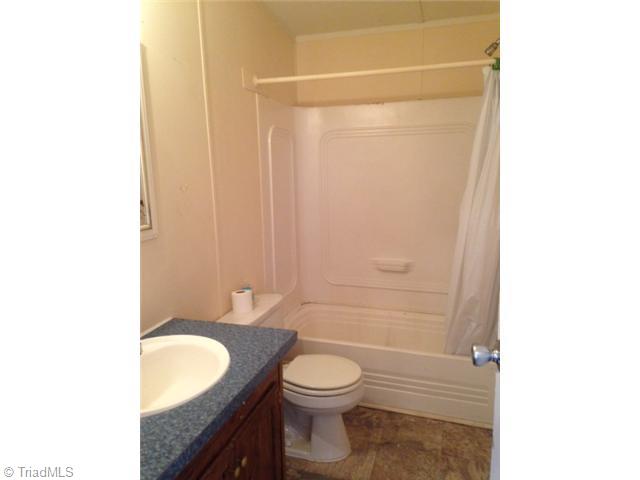 543 Roman Road Asheboro, NC 27205 - Photo 5 of 16 Bath.