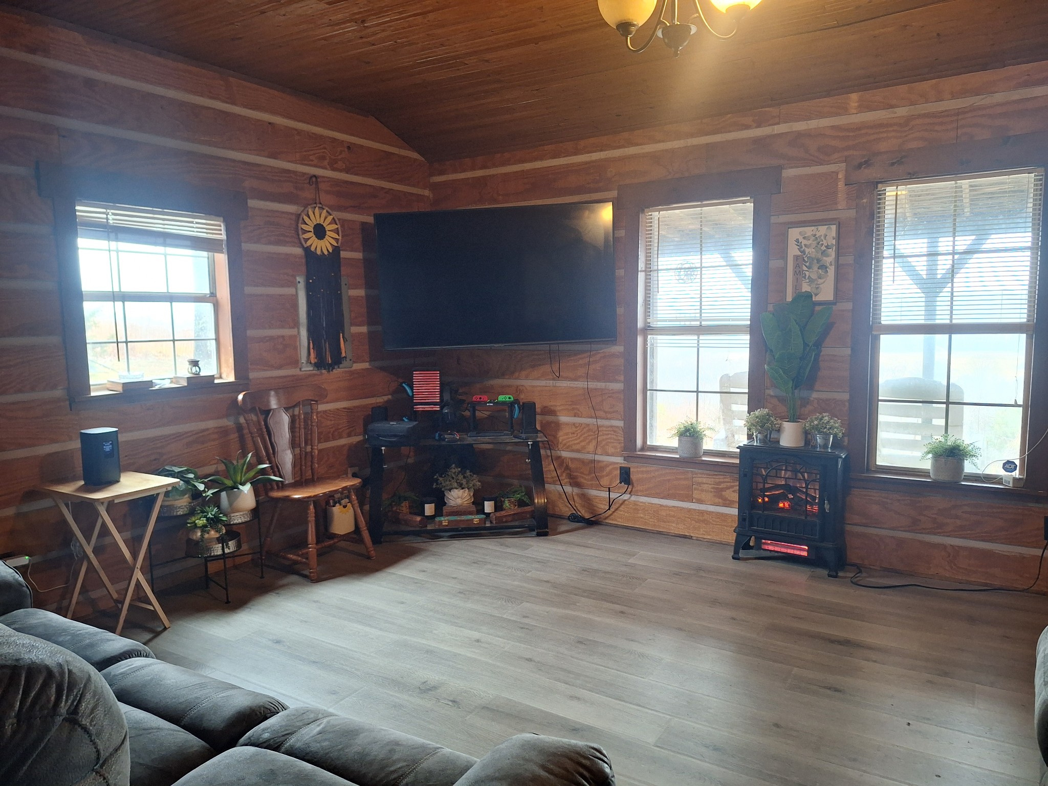 199 Dixon Ln. Waynesboro, TN 38485 - Photo 3 of 52 a living room with furniture and wooden floor