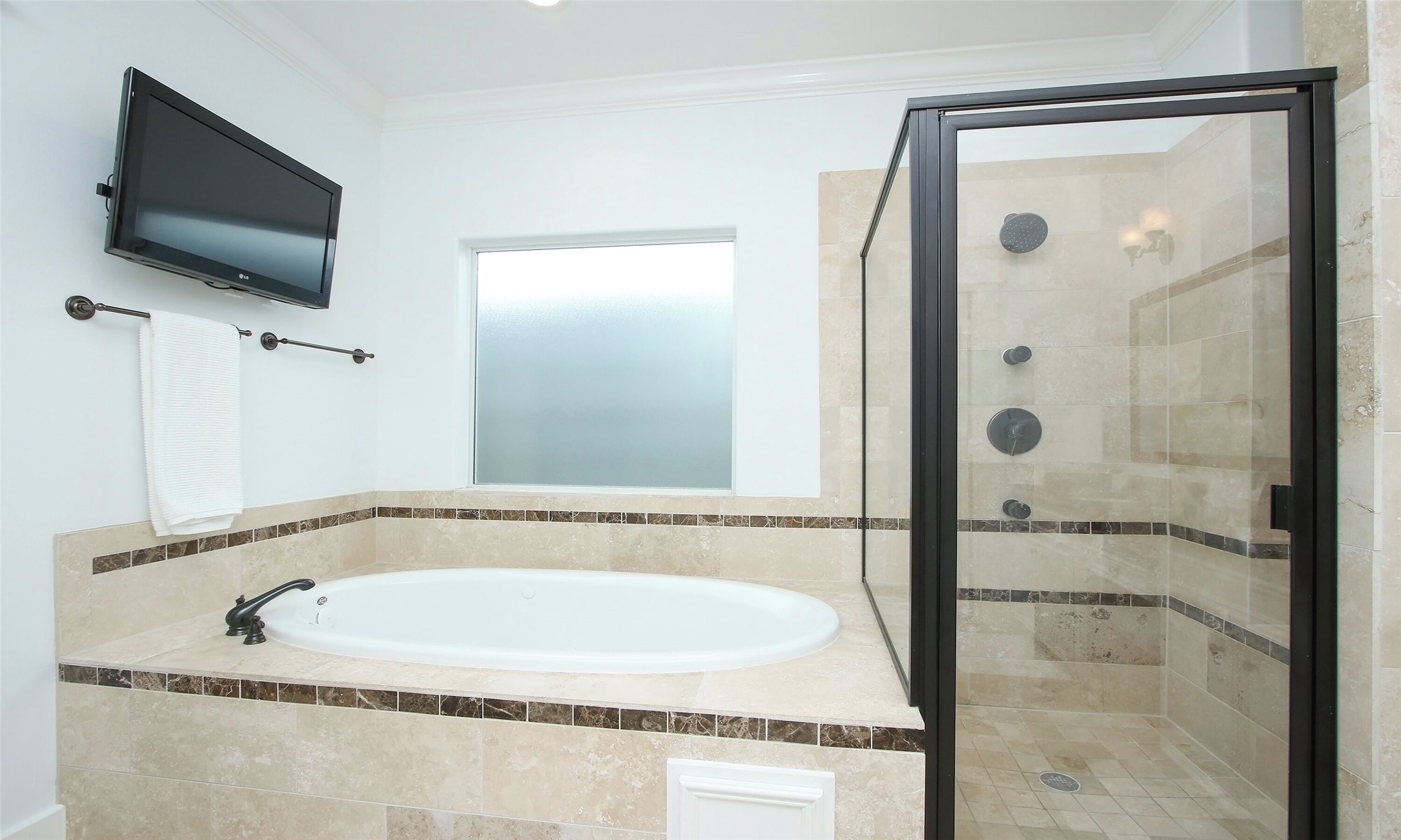 1330 West 25th Street, Unit C Houston, TX 77008 - Photo 20 of 30 a bathroom with a bath tub and a mirror