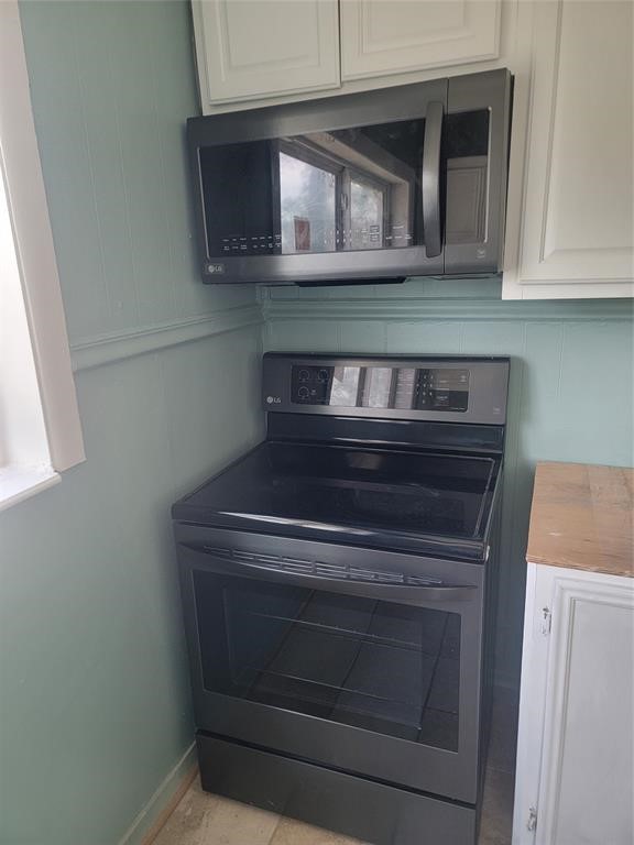 814 East 39th Street Houston, TX 77022 - Photo 18 of 18 a stove top oven sitting inside of a kitchen