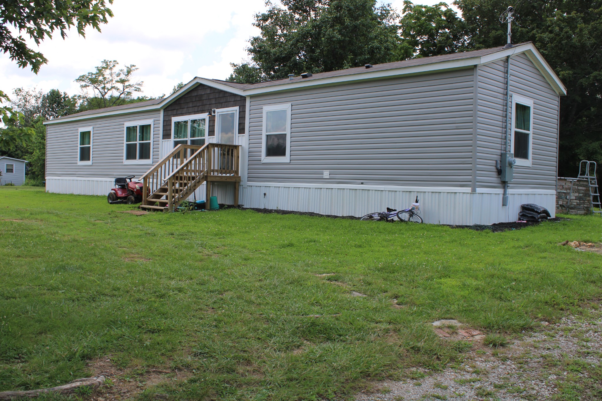 a view of a house with a backyard