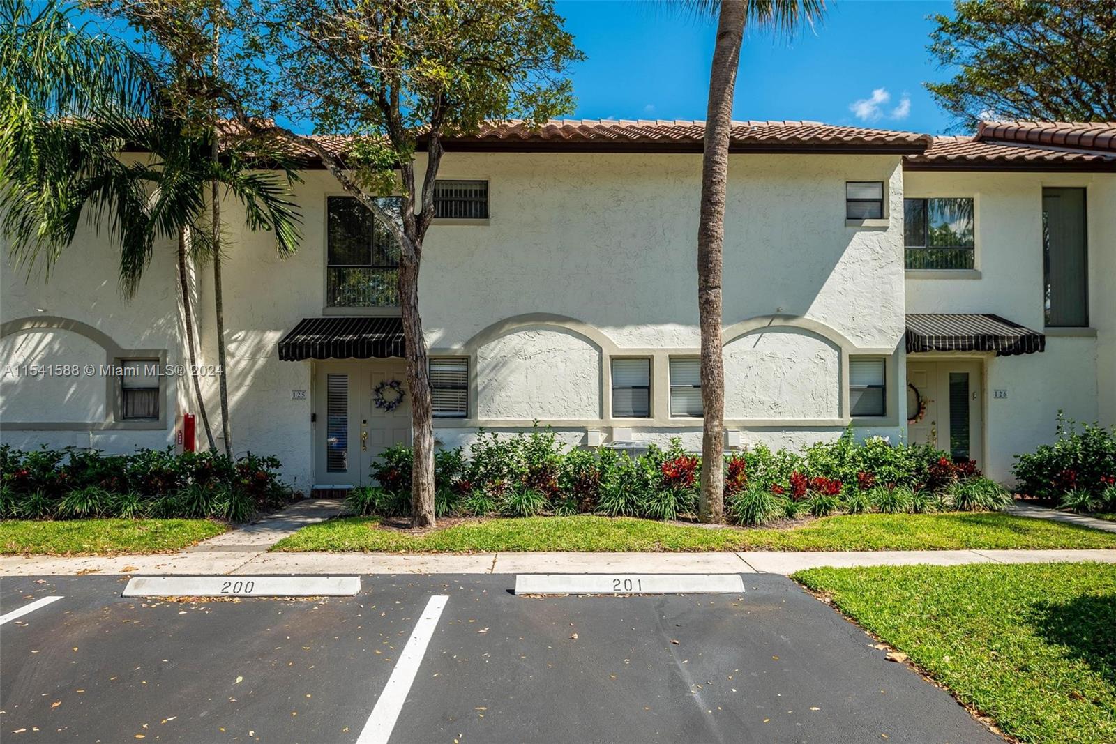 7200 Northwest 2nd Avenue, Unit 1250 Boca Raton, FL 33487 - Photo 7 of 57 a front view of a house with garden